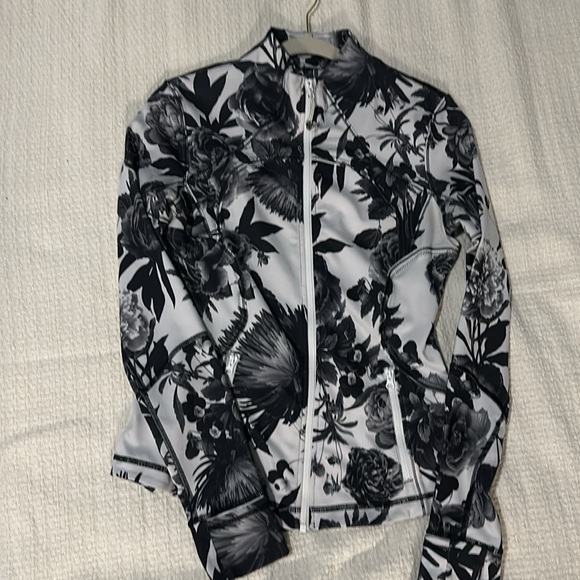 Lululemon - Picture 2 of 5